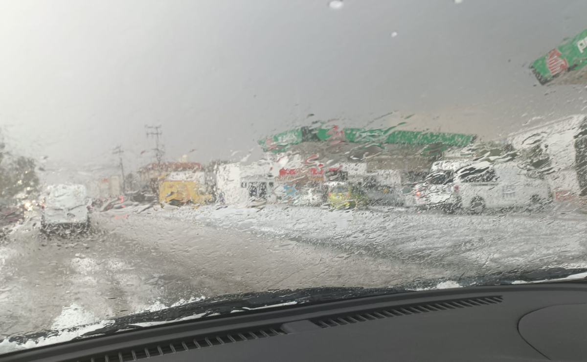 La autopista México-Querétaro se ve afectada por una intensa lluvia con granizo, generando complicaciones viales en varios tramos Foto: Especial