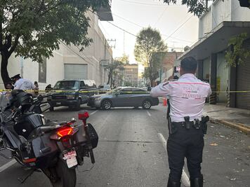 Adulto mayor fallece en vehículo en el centro de Toluca