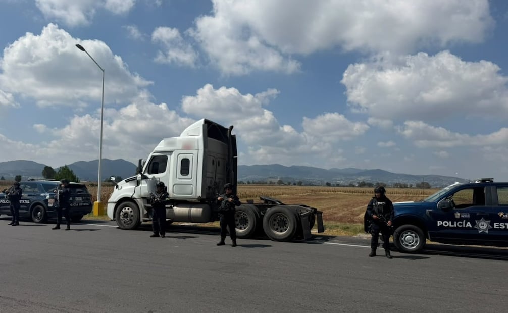 La unidad de transporte de carga fue reportada como robada en la autopista México-Querétaro. Foto especial