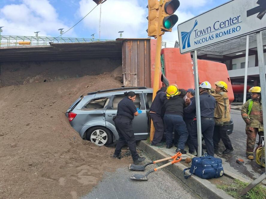Parte del camión y de la tierra que transportaba cayeron encima de una camioneta. Foto Especial