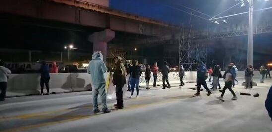 Caos en la México-Puebla: Residentes de Ixtapaluca y Valle de Chalco bloquean la vía