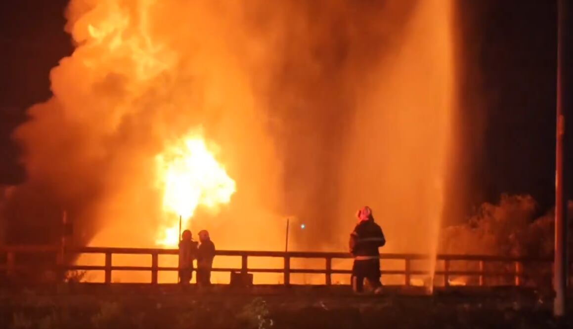 Bomberos heroicos controlan incendio en lumbreras del Río de los Remedios: Coordinación entre Edomex y CDMX. Foto Especial