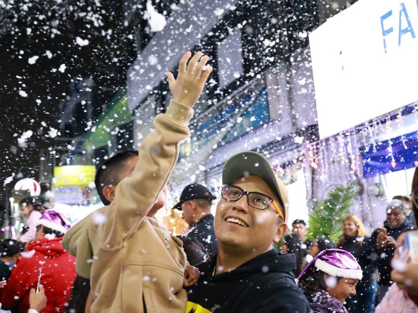 Más de 20 mil personas ya han disfrutado de forma gratuita la pista de hielo de 40 metros instalada en la explanada de Ecatepec, un atractivo familiar que estará abierto hasta el 7 de enero. Foto Especial