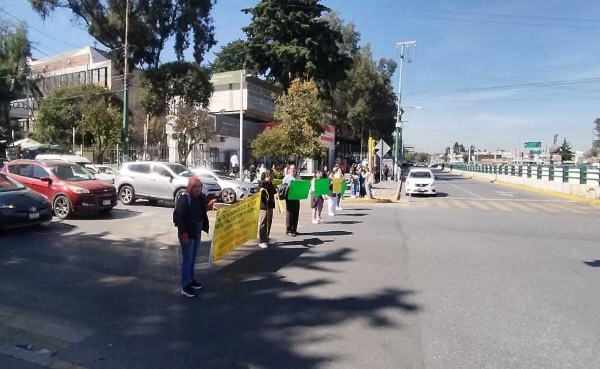 Bloquearon Paseo Tollocan en la esquina Jesús Carranza / Foto Macrina Vázquez