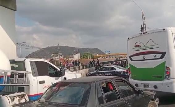 Policías municipales de Valle de Chalco impiden el paso en la autopista México-Puebla, a la altura de Puente Rojo, para exigir el pago de sus salarios. Foto Especial