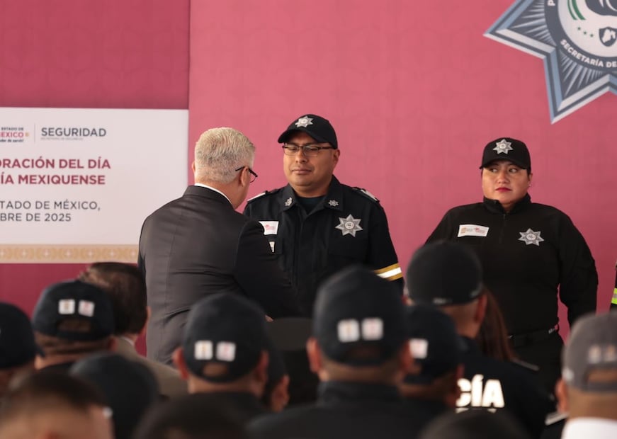Néstor Osvaldo Martínez Vera (Policía del Año) e Ignacio Mujica Tapia (Custodio del Año), entre los reconocidos por su valentía y compromiso en el Día del Policía Mexiquense. Foto: Alejandro Vargas / El Universal Edomex