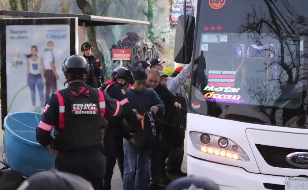 Elementos de la Policía de Género supervisan unidades de transporte público en la colonia San Rafael Chamapa para prevenir el acoso. Foto Especial