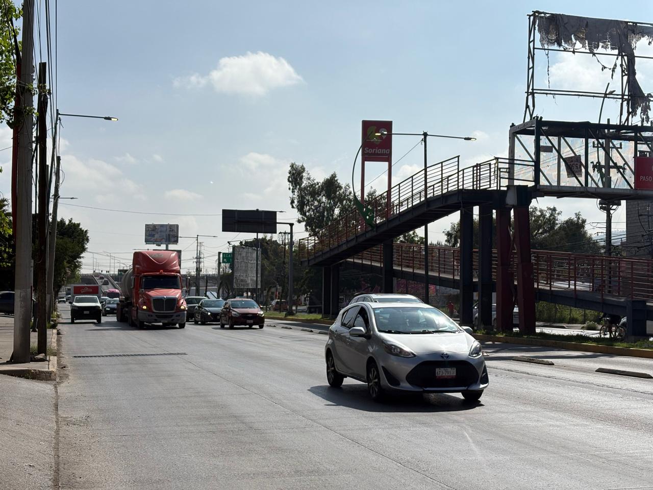El puente peatonal fue impactado en junio pasado por un vehículo de carga con exceso de dimensiones, a la altura de la colonia COCEM. Foto: Arturo Contreras/ El Universal