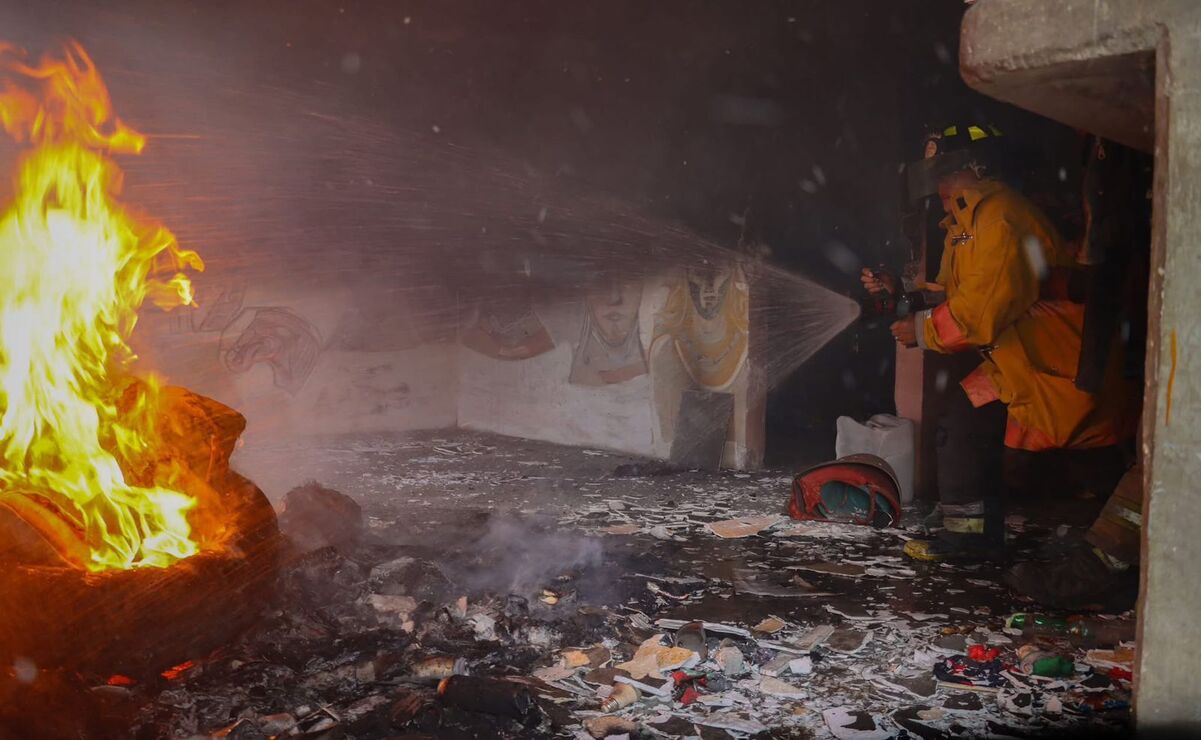 Al interior del lugar se encontraron residuos, juguetes y materiales plásticos que contribuyeron a la propagación del incendio. Foto: Especial