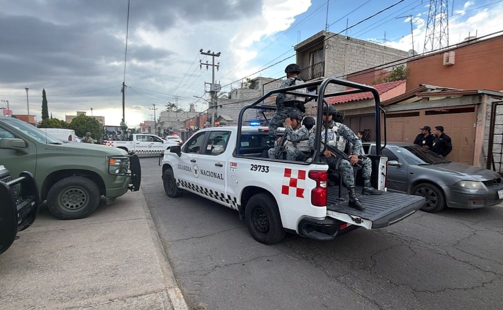 Más de 100 elementos de corporaciones federales y estatales mantienen rodeada la vivienda en la calle Jesús García. Foto Especial
