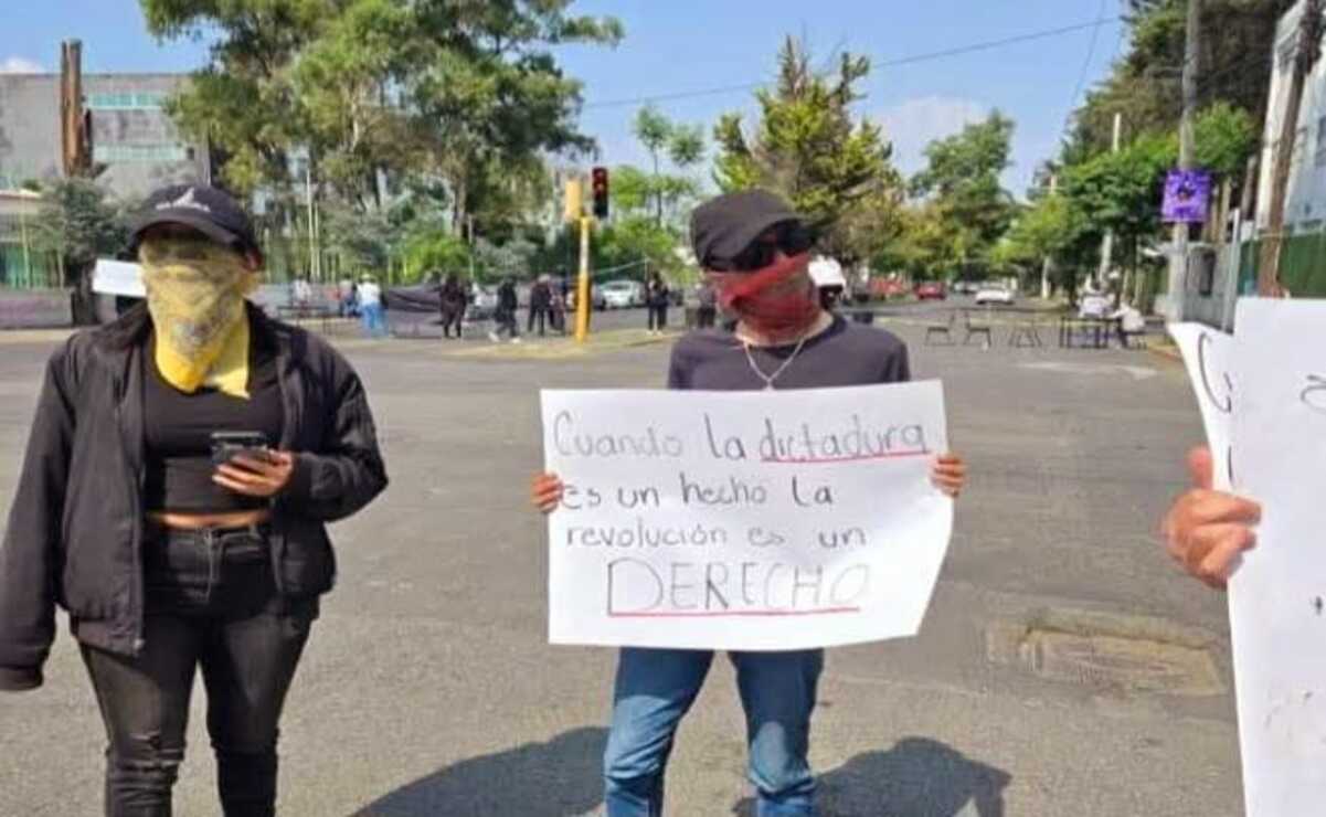 Toluca: Con bloqueo estudiantes de la Facultad de Lenguas de la UAEMéx exigen destitución de directora