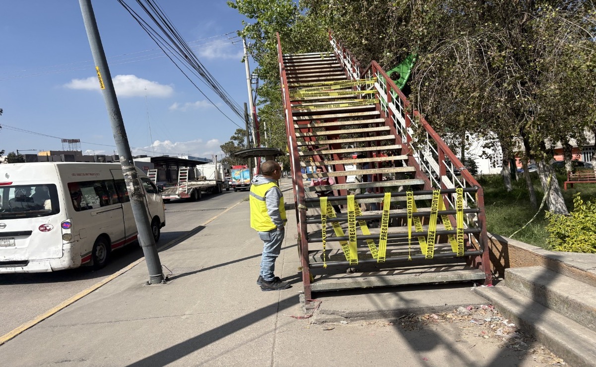 Un vehículo de carga con exceso de dimensiones golpeó la estructura del puente vehicular / Foto Arturo Contreras