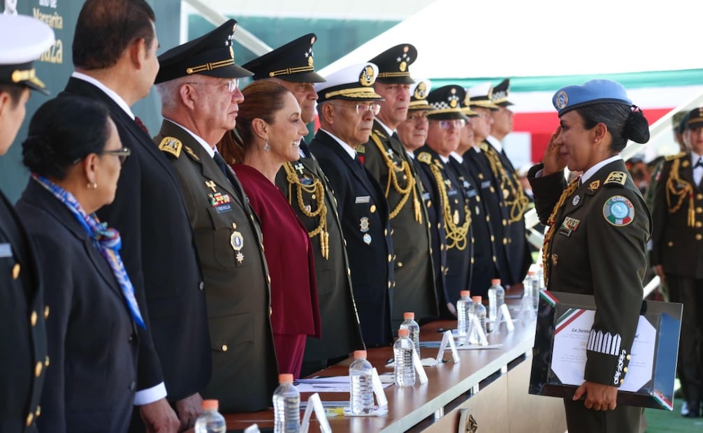 Entrega de condecoraciones a elementos destacados por su servicio distinguido y lealtad a la República. Foto Especial