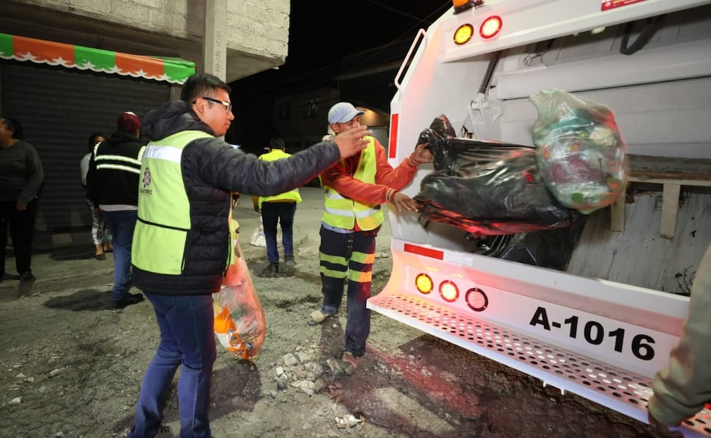 Trabajadores de Servicios Públicos recorren las calles de Ecatepec de 22:00 a 01:00 horas para ofrecer el servicio de recolección gratuita. Foto Especial