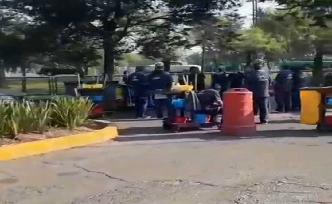 Los trabajadores de limpieza también suspendieron sus actividades al interior del Centro Médico Arturo Montiel. Foto: Captura de pantalla