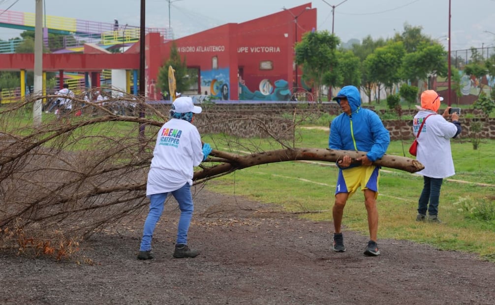 La alcaldesa Azucena Cisneros Coss encabezó la recolección de desechos en la lateral de la carretera libre México-Pachuca. Foto Especial