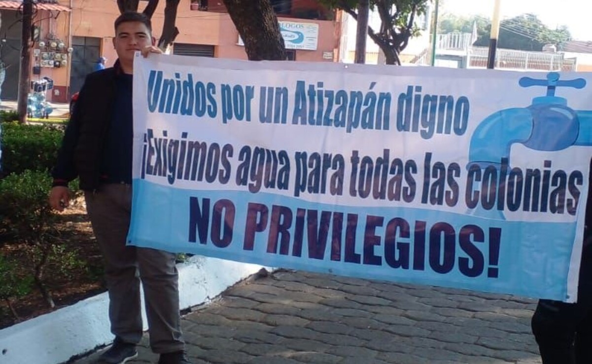 Un grupo de vecinos se manifestó en el centro de Atizapán de Zaragoza para exigir agua. Foto: Especial