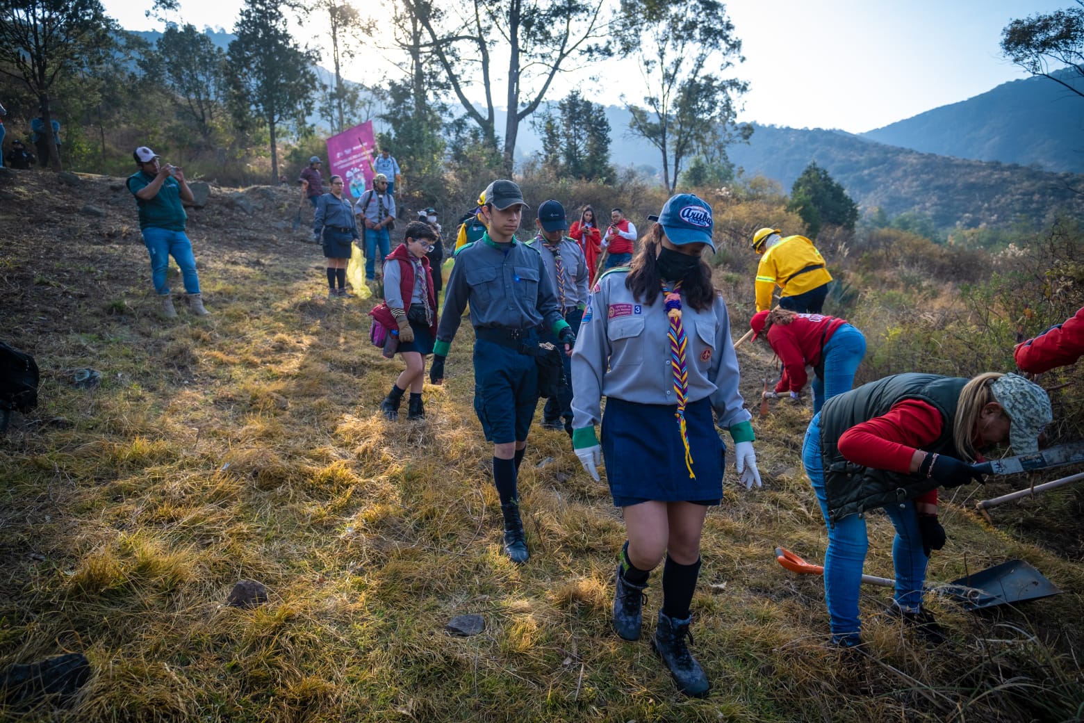 Con la participación de diversas organizaciones, se llevó a cabo una jornada de prevención de incendios en la Sierra de Guadalupe. Foto Especial