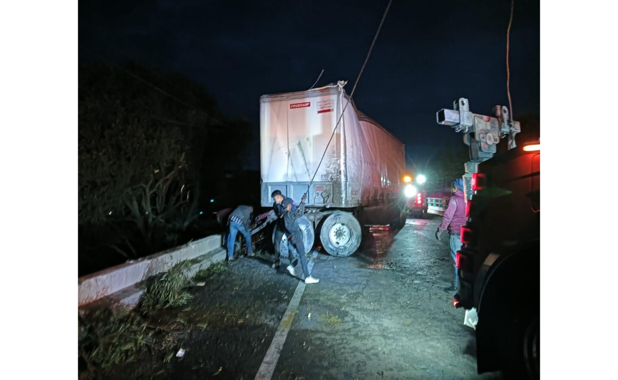 Un tractocamión volcó y se incendió sobre la carretera Atlacomulco-Toluca, a la altura de la curva del Río Lerma. Foto: Especial
