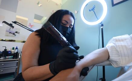 Solidaridad con tinta: Tatuadora de Metepec lanza campaña para ayudar a mujeres que padecieron cáncer