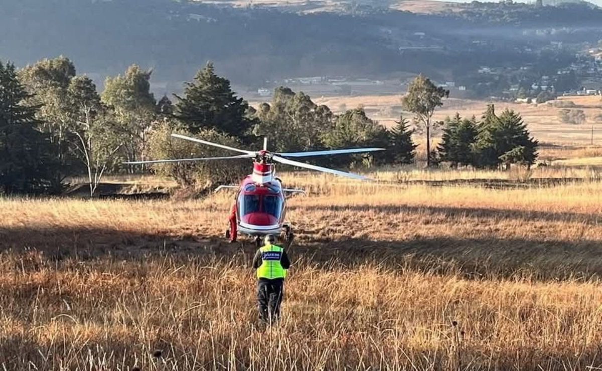 El conductor quedó atrapado dentro de la cabina y fue rescatado por equipos de emergencia Foto: Especial
