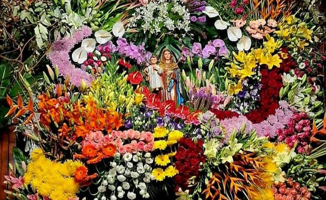 ¡Una obra de arte floral! Así luce la iglesia de Santa Ana Ixtlahuatzingo en Tenancingo