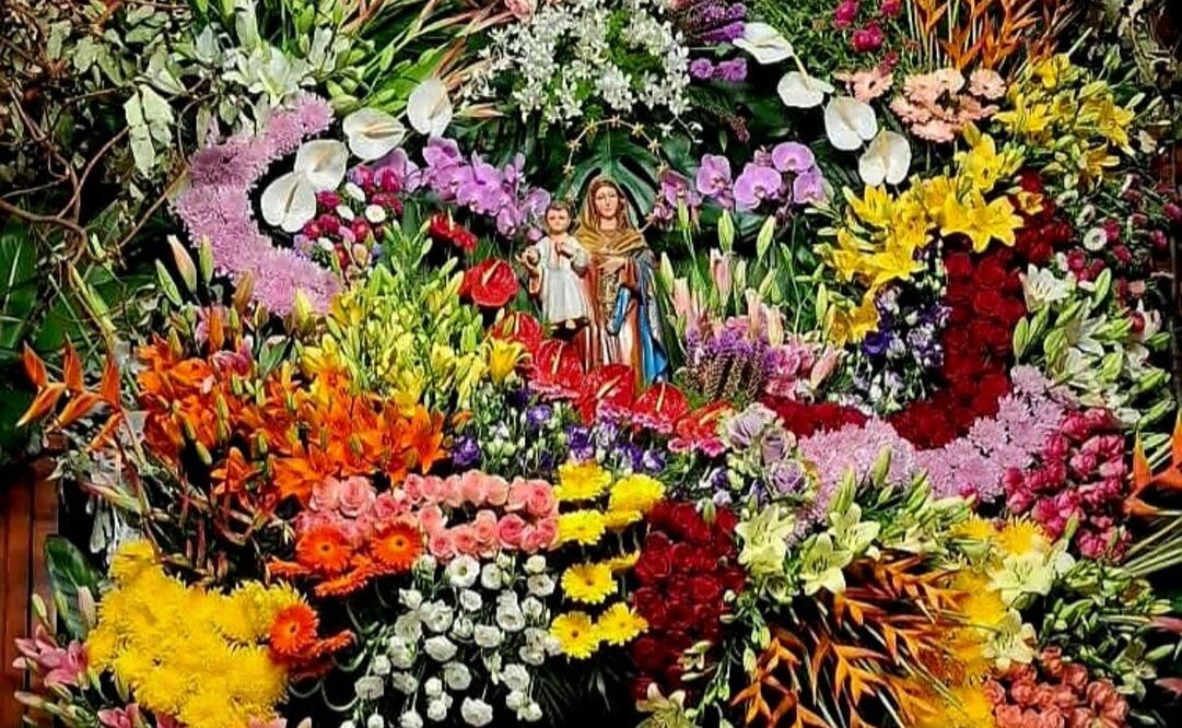 Cientos de habitantes, floristas y herreros unieron fuerzas durante días para levantar esta monumental obra de arte floral en Tenancingo. Foto Especial