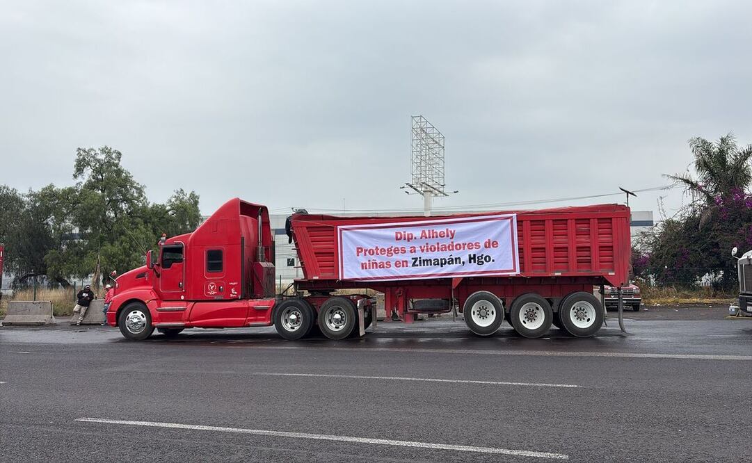 El bloqueo de transportistas continúa en dos carriles de la México-Querétaro, como protesta por el presunto delito de violación a menores. Foto: Arturo Contreras