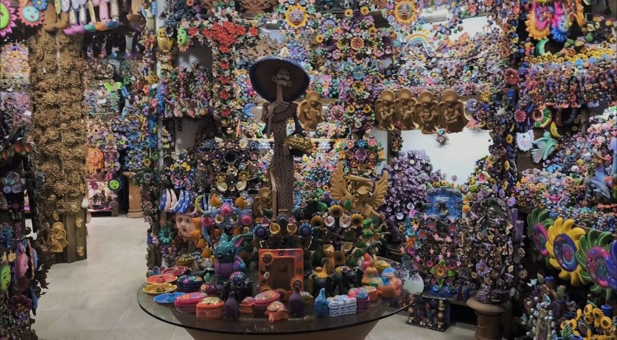 En el Mercado de Artesanías de Metepec, comparte su pasión y conocimientos, manteniendo viva una tradición que ha cautivado a visitantes de todo el mundo. Foto Emmanuel Pérez