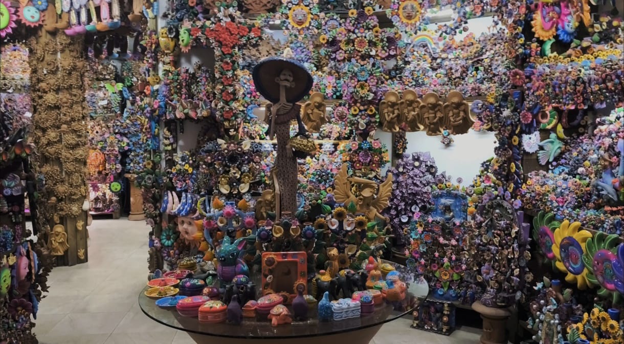 En el Mercado de Artesanías de Metepec, comparte su pasión y conocimientos, manteniendo viva una tradición que ha cautivado a visitantes de todo el mundo. Foto Emmanuel Pérez