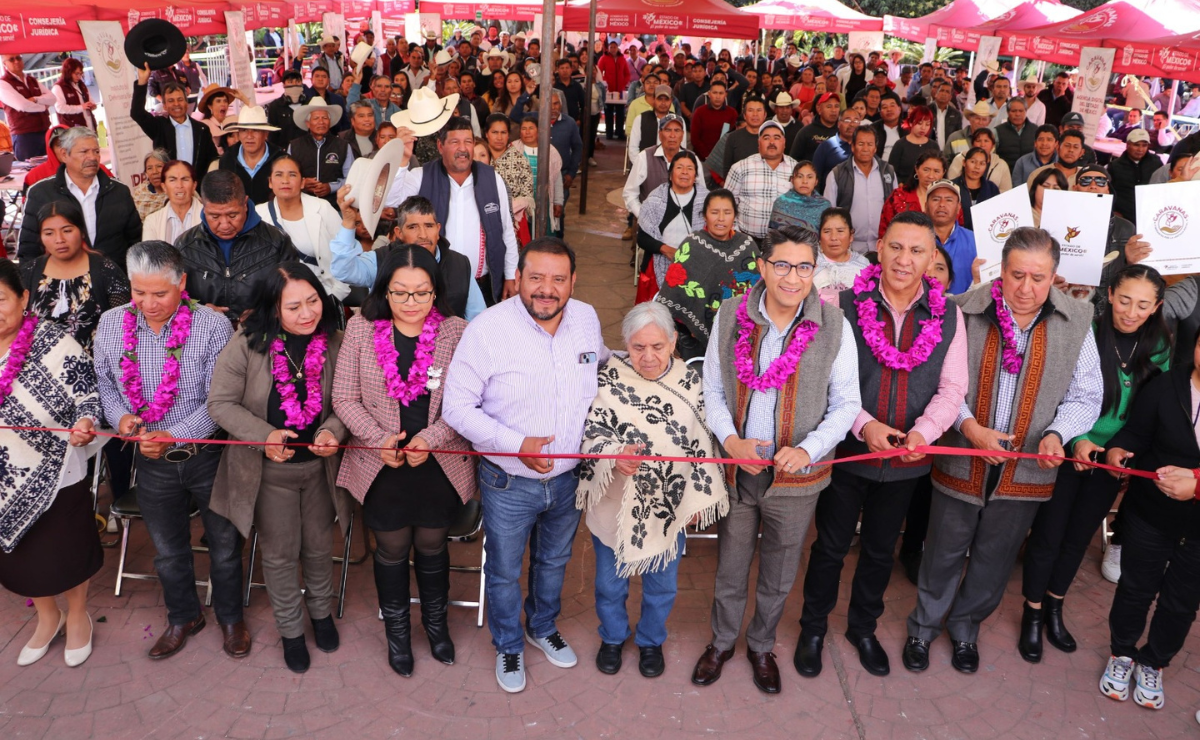 Servidores públicos atendiendo a la ciudadanía en las Caravanas Itinerantes por la Justicia Social Foto: Especial