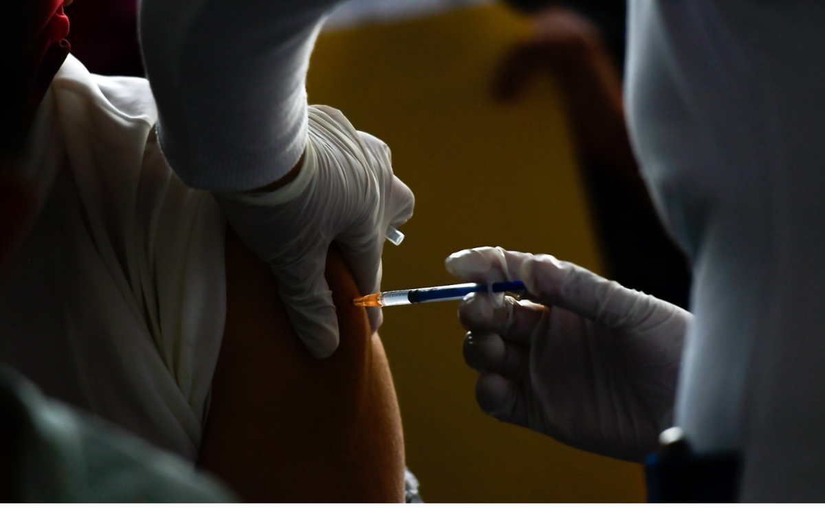 Personal de salud aplicando vacunas en Edomex. ¡Acércate a tu centro de salud más cercano! Foto: Arturo Hernández