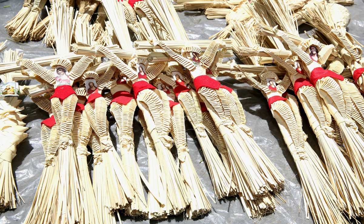 Las artesanas confeccionan las palmas en forma de cruz o trenzados especiales para Semana Santa. Foto: Especial