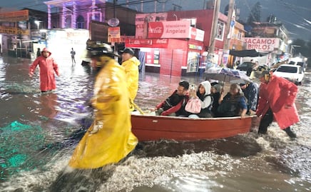 Ixtapaluca bajo el agua: Bomberos rescatan a vecinos en lancha tras fuerte tormenta
