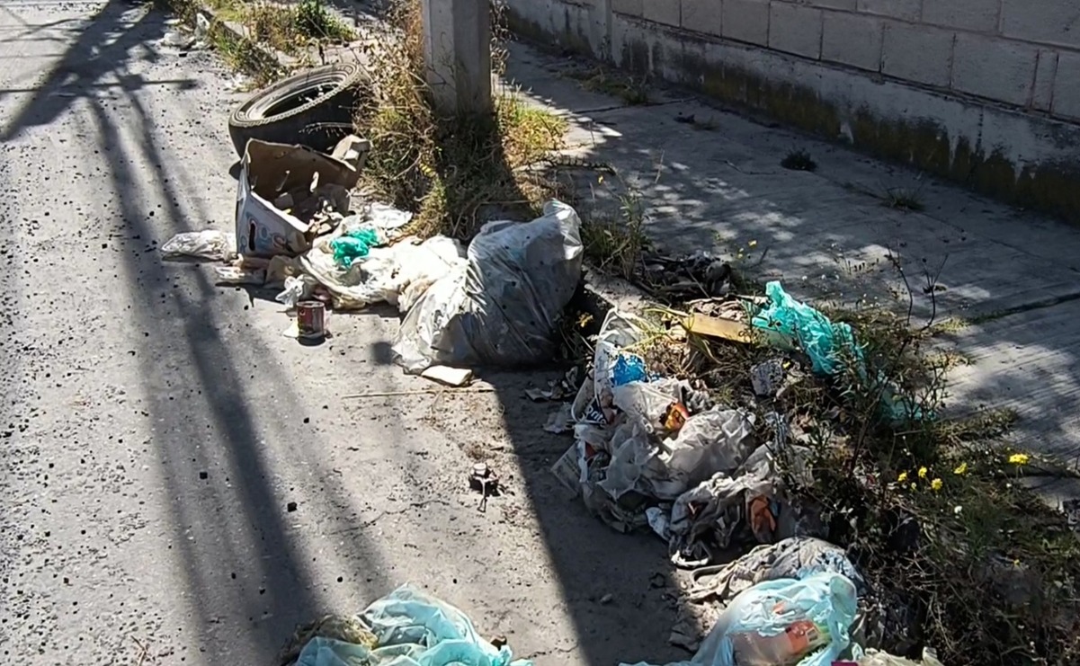 Basura acumulada en la calle Manuel Martínez, un problema que afecta a los peatones y a los vecinos de la zona / Foto: Roberto Guerrero