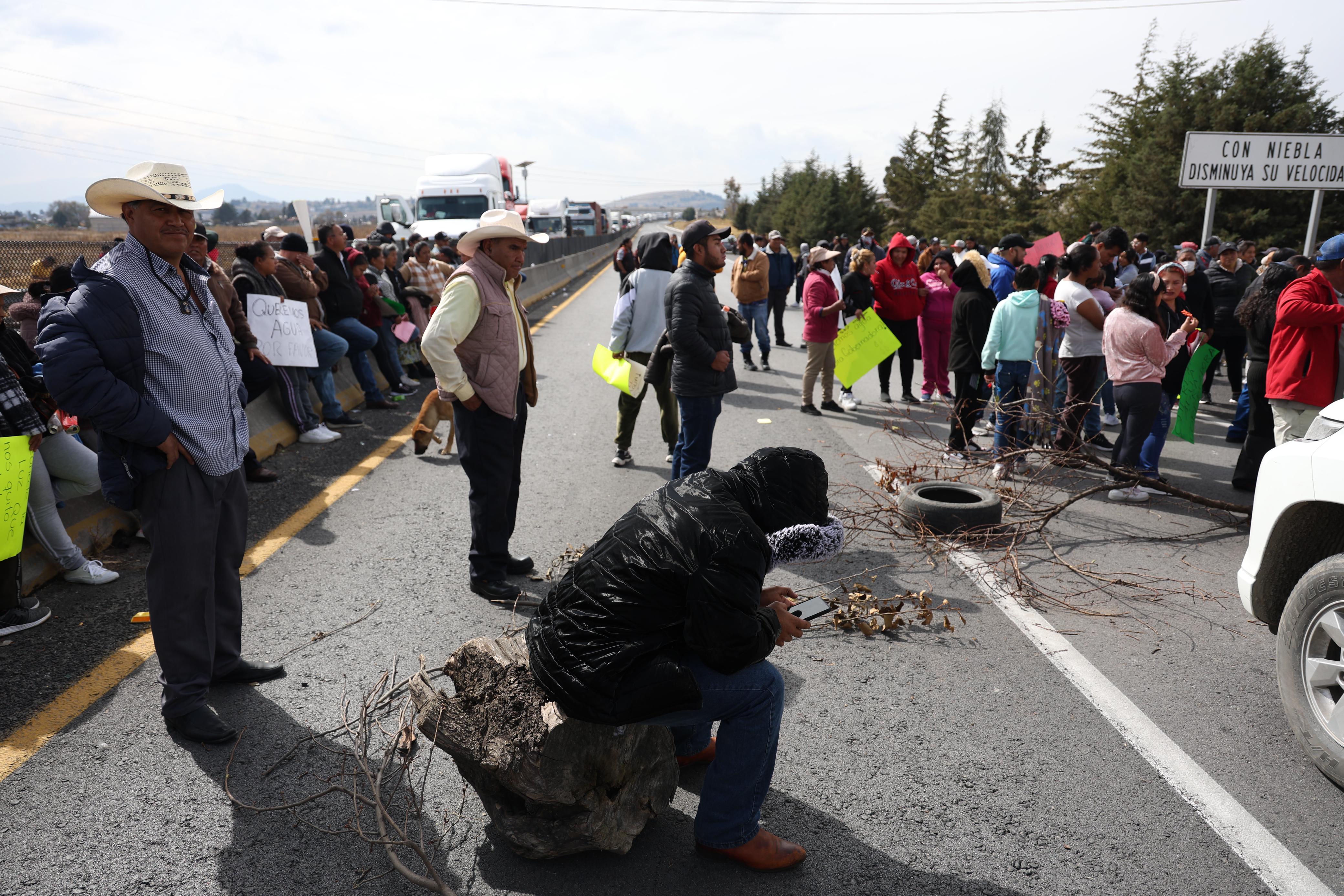 Aseguran que la compra de agua en garrafón y en pipas es insostenible para sus bolsillos. Foto: Arturo Hernández | El universal estado de México.