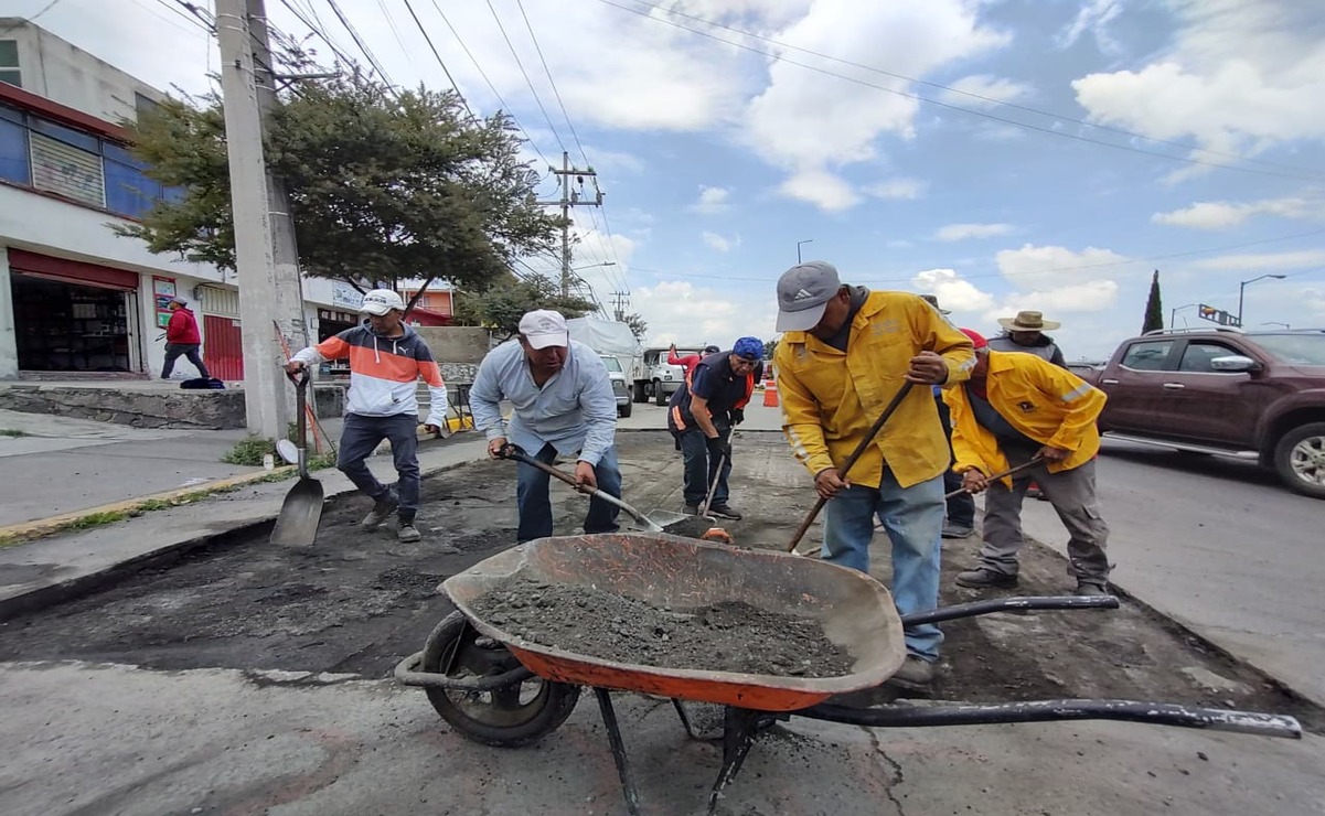 Las labores de bacheo buscan mejorar la infraestructura urbana en beneficio de la ciudadanía en Toluca. Foto: Especial