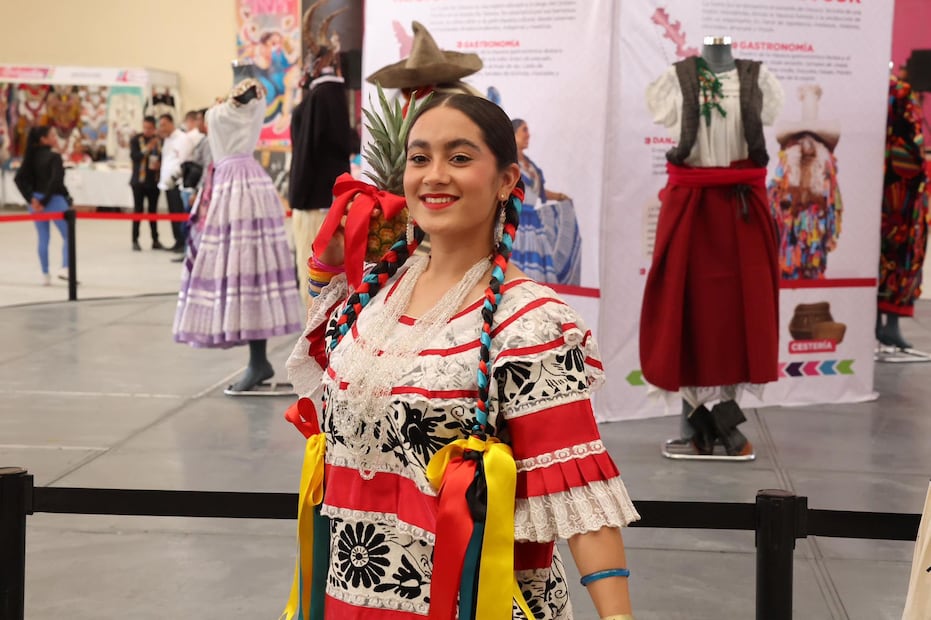 ¡Inicia la fiesta! La danza de la Pluma engalana la Plaza Cívica Benito Juárez en Chimalhuacán. Foto Especial