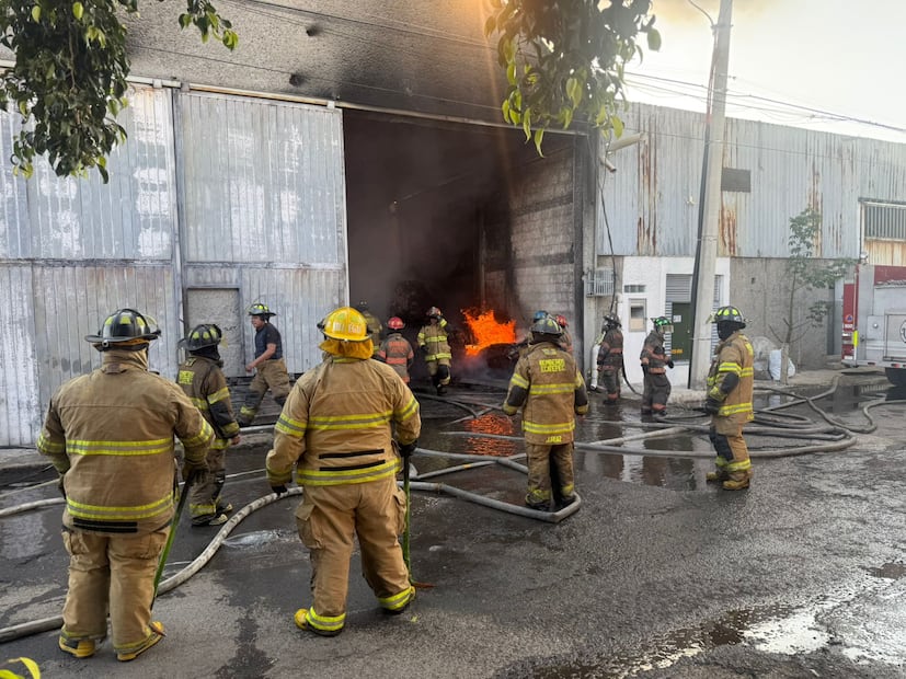 El techo de la bodega de 400 metros cuadrados colapsó debido a la intensidad del fuego en el cartón y borra. Foto Especial