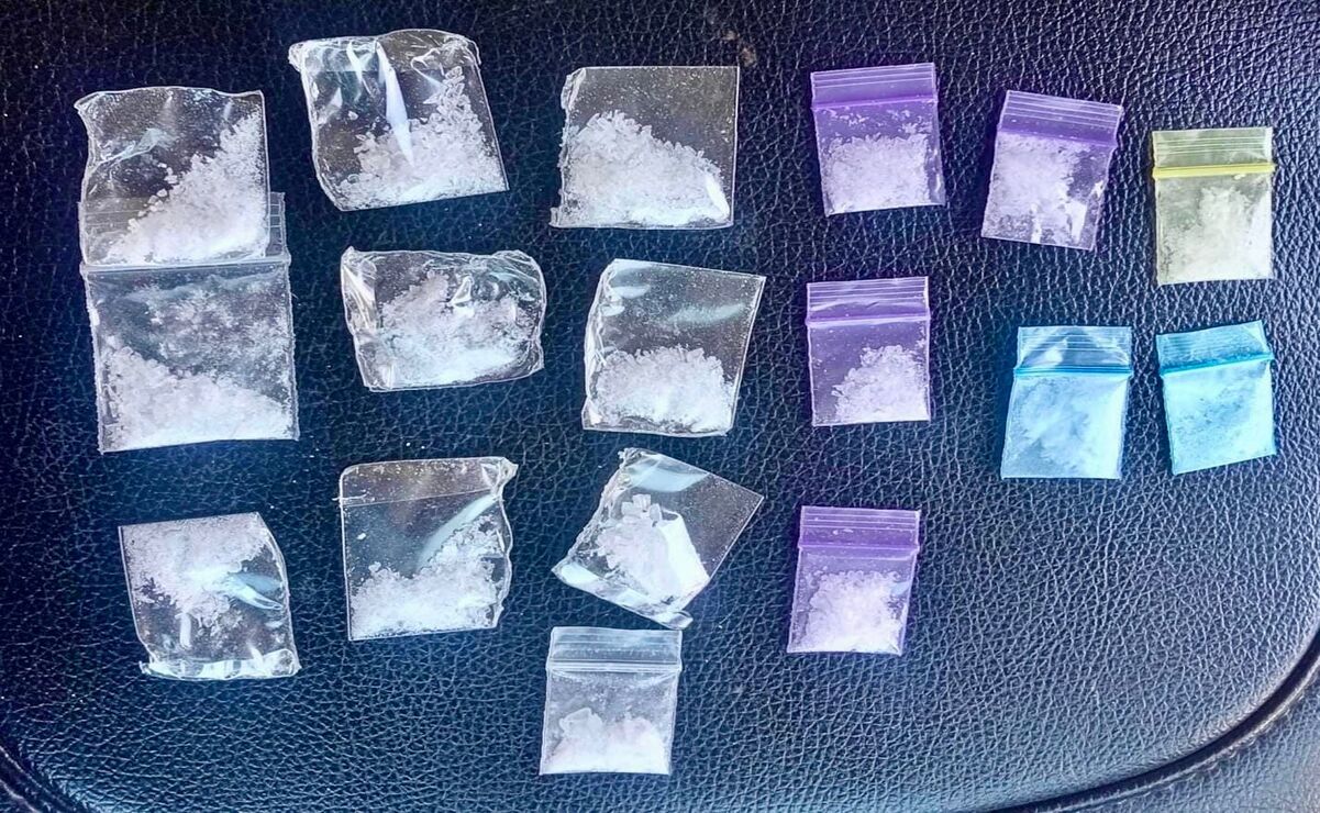 A los detenidos se les encontraron 17 envoltorios plásticos con posible droga conocida como cristal. Foto: Especial