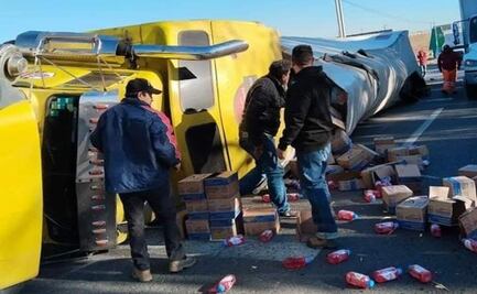 ¡Alerta! Vuelca tráiler que transportaba electrolitos en la Toluca-Tenango del Valle