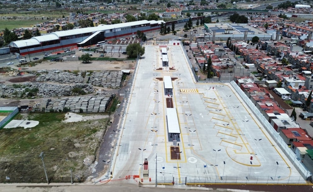 La estación La Loma (antes Los Agaves) ya cuenta con sus tres islas para el ascenso y descenso de pasajeros. Foto Arturo Contreras / El Universal