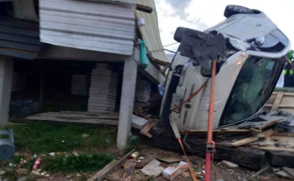El fuerte impacto contra el puesto comercial en el kilómetro 40 cobró la vida de forma inmediata de ambas tripulantes. Foto Especial