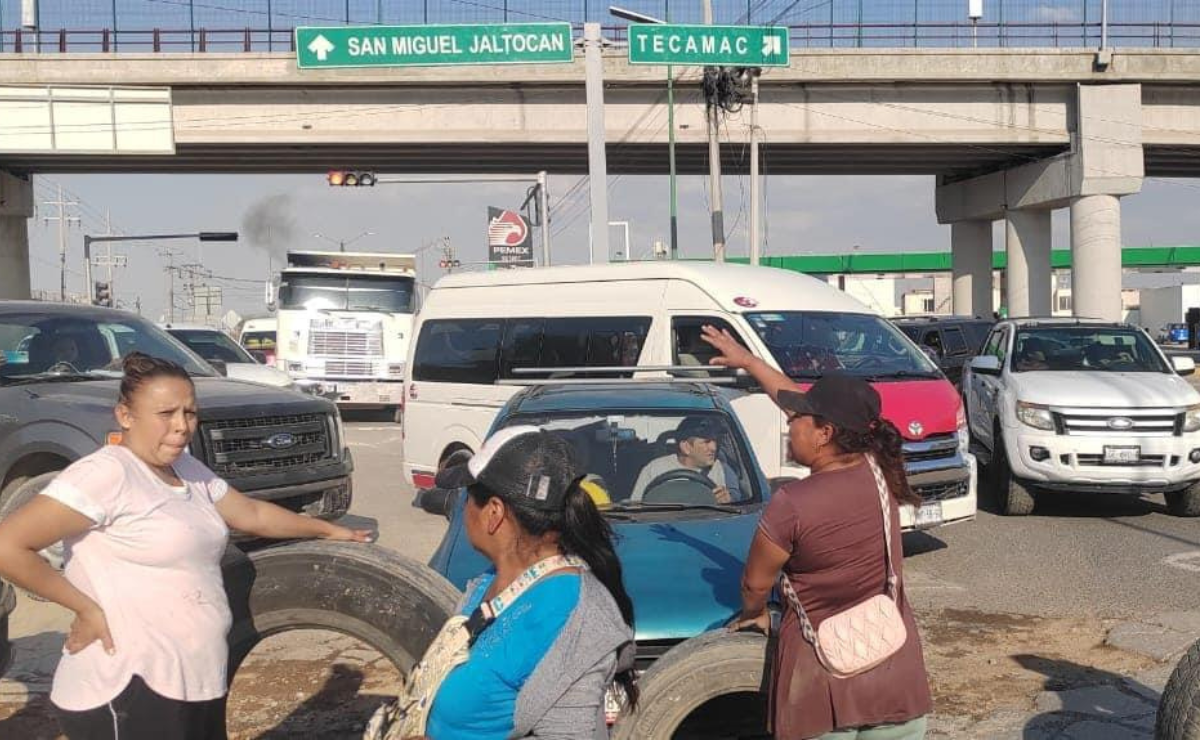 Bloquean vialidad en Nextlalpan por joven desaparecido en canal