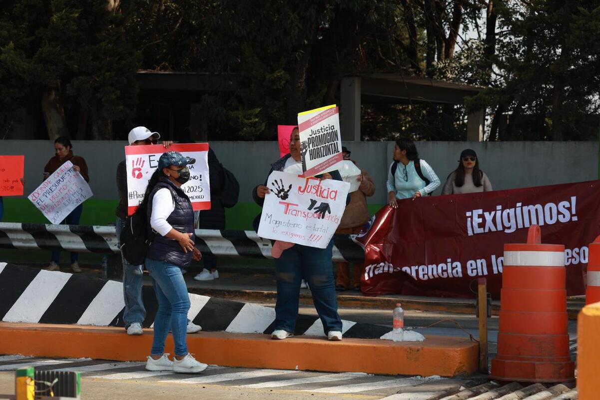 Los maestros y maestras portaron pancartas, durante la manifestación. Foto: Alejandro Vargas/ El Universal