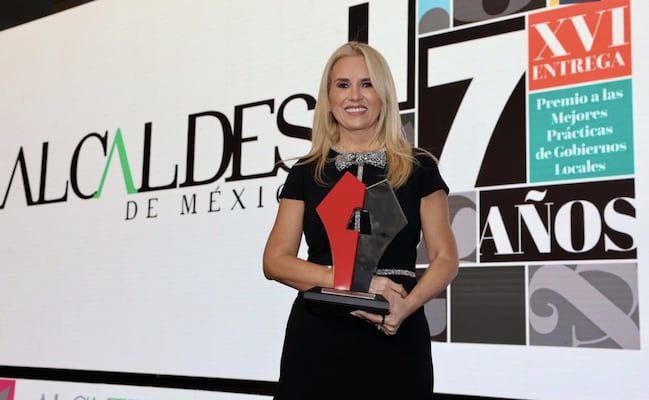 Recibe Romina Contreras Premio Alcaldes por el Sistema Municipal de Comunicación y Emergencias 24/7