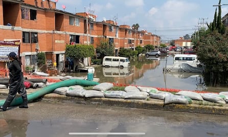 Tepozanes se vuelve a inundar en Los Reyes; barda caída no contuvo la corriente