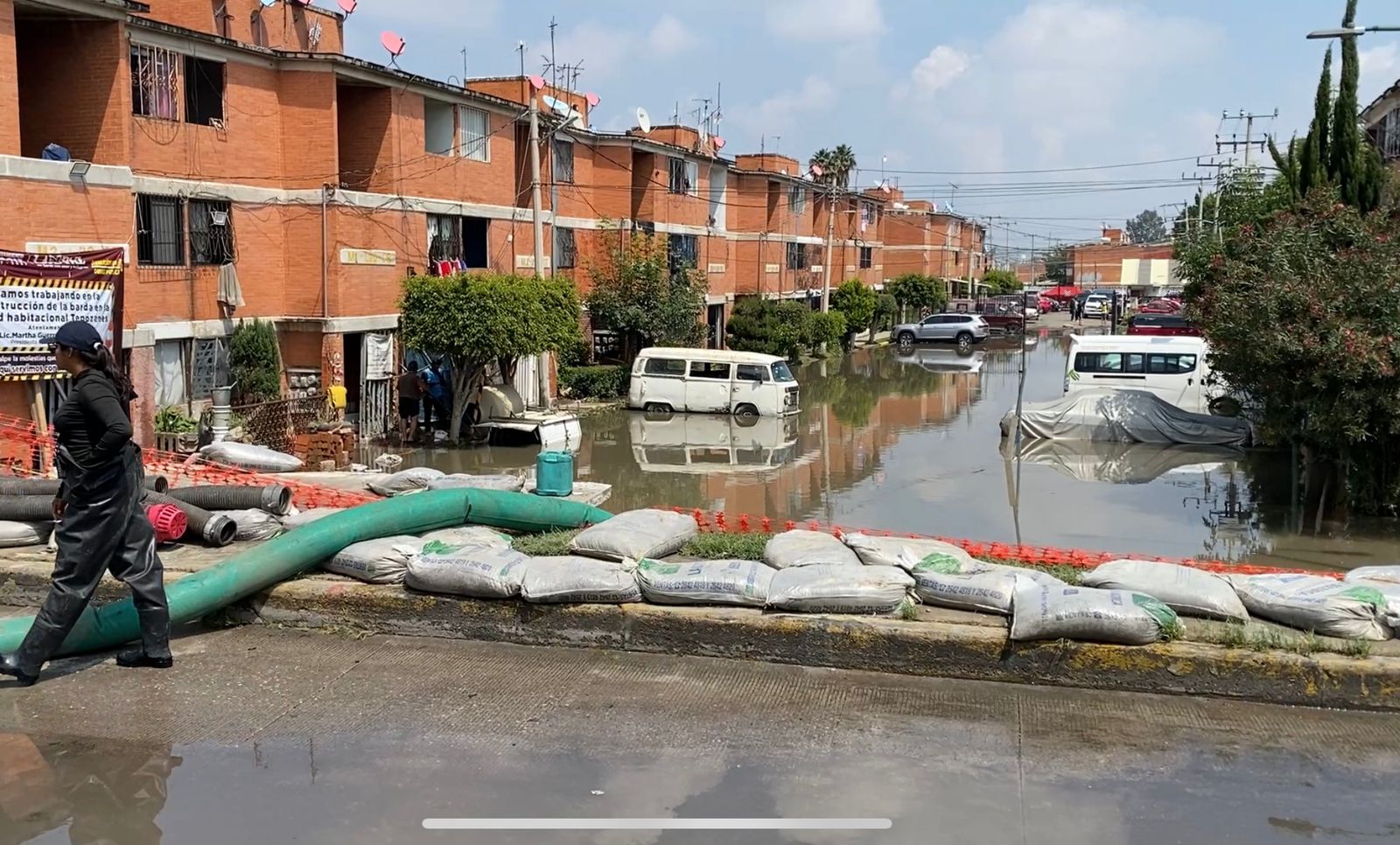 Tepozanes se vuelve a inundar en Los Reyes; barda caída no contuvo la corriente