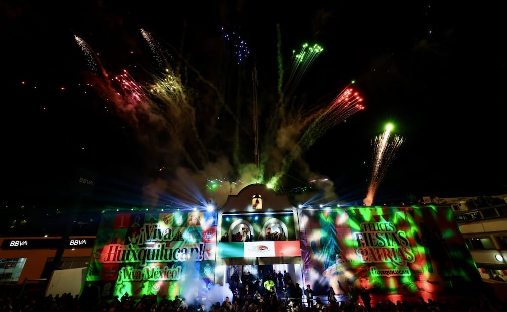 El cielo de Huixquilucan se iluminó con un espectáculo de fuegos artificiales y luces tras el Grito. Foto especial