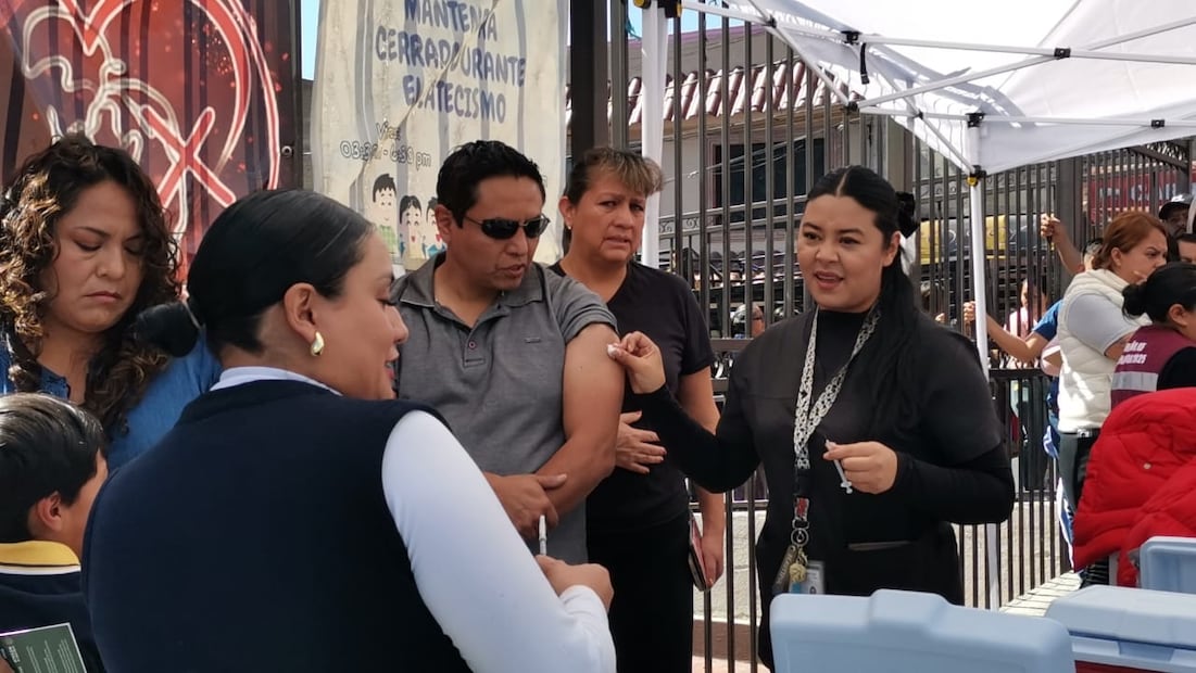El personal de salud aplicó vacunas contra influenza, COVID-19 y sarampión a población de todas las edades. Foto Especial